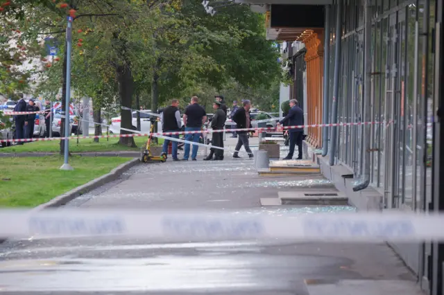 В нескольких соседних зданиях выбиты стекла