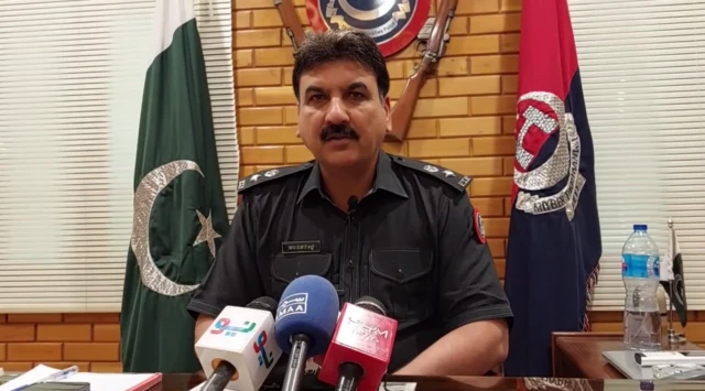 पाकिस्तान में डिस्ट्रिक पुलिस ऑफिसर मुश्ताक़ ख़ान