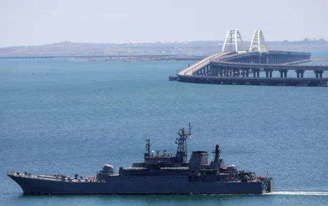 Российский военный корабль на фоне Керченского моста