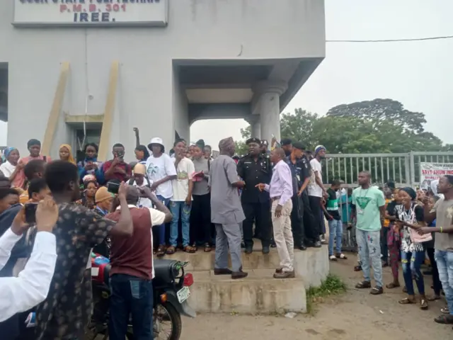 Aworan awọn olukọ ile ẹkọ Poly Iree to fariga pẹlu yiyọ adari wọn