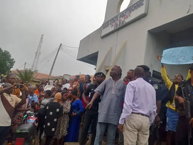 Aworan awọn olukọ ile ẹkọ Poly Iree to fariga pẹlu yiyọ adari wọn