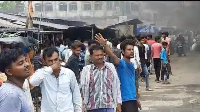 आक्रोशित भीड़