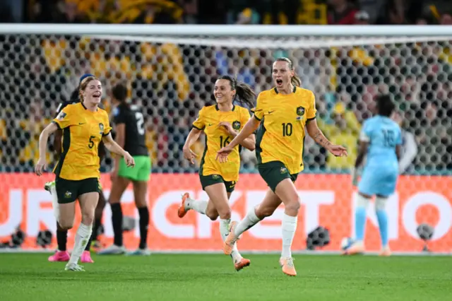 Ƴan wasan Australiya na murnar ƙwallon da suka zura