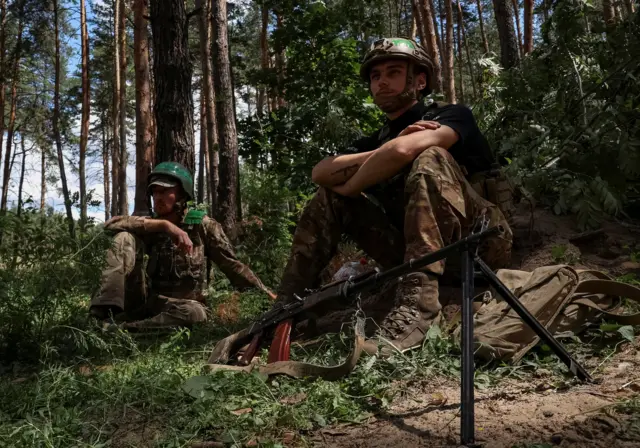 Украинские военные в районе Купянска, где армия РФ пытается наступать