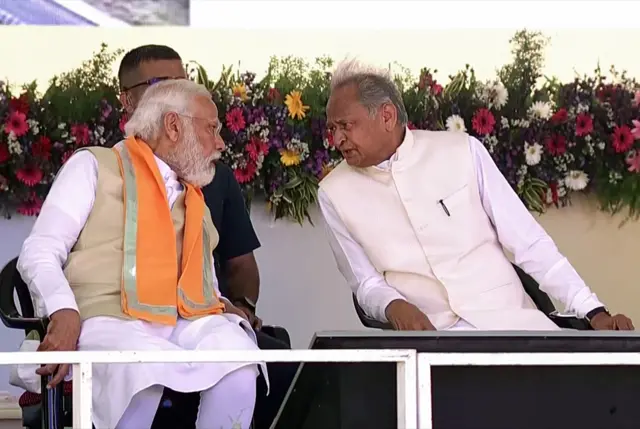 एक कार्यक्रम के दौरान पीएम मोदी के साथ मंच पर अशोक गहलोत