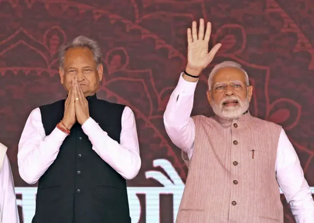 एक कार्यक्रम के दौरान पीएम मोदी और अशोक गहलोत