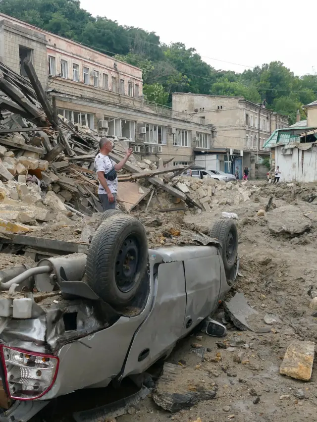 صورة أرشيفية تظهر الدمار الذي لحق بالمباني السكنية، جراء القصف الروسي على منطقة أوديسا الأوكرانية