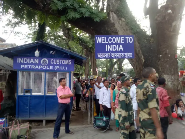 कोलकाता का एम.आर.बांगुर अस्पताल और बंगाल से लगी बांग्लादेश सीमा