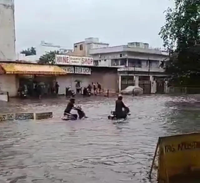 जयपुर में आठ घंटे से तेज़ बारिश जारी