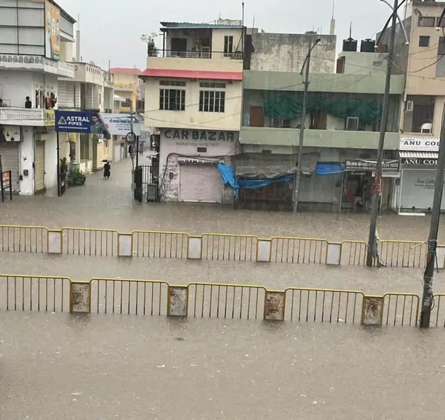 जयपुर में आठ घंटे से तेज़ बारिश जारी
