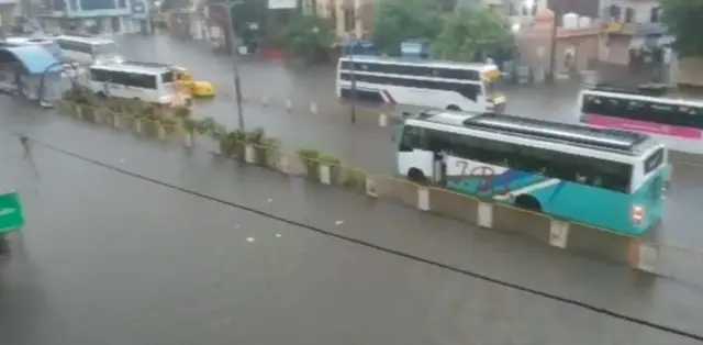 जयपुर में आठ घंटे से तेज़ बारिश जारी