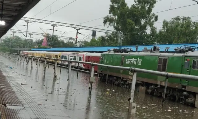 जयपुर में आठ घंटे से तेज़ बारिश जारी