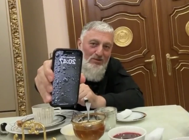 Делимханов показывает в камеру дату и время