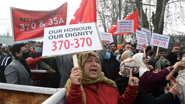 अनुच्छेद 370 के ख़िलाफ़ विरोध करती एक महिला