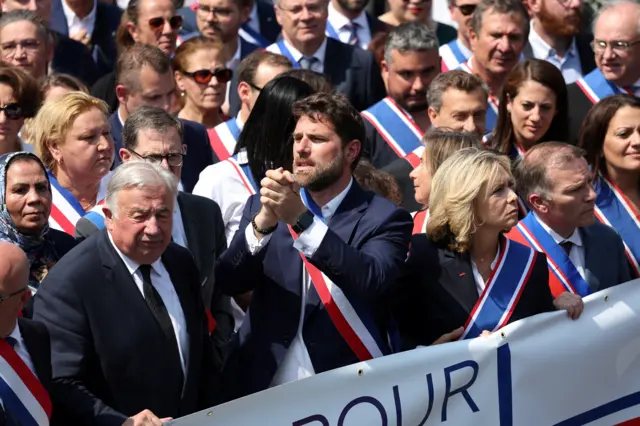 राजनेताओं के समर्थन में निकाली गयी रैली