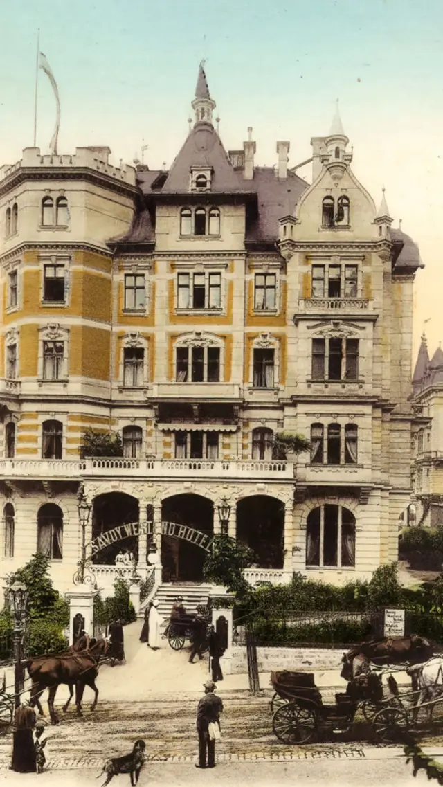 Гостиница Savoy Westend  - одна из старейших в Карловых Варах. На этом фото она изображена в 1902 году