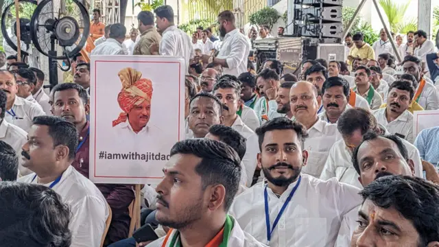 अजित पवार यांच्या नेतृत्वाखालील बैठकीसाठी उपस्थित कार्यकर्ते