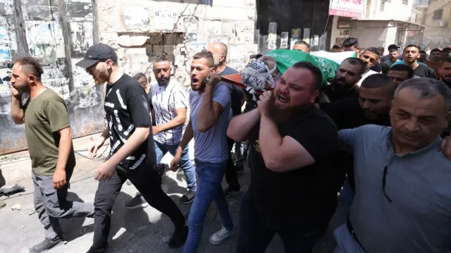 जेनिन में जनाजे में शामिल होते लोग