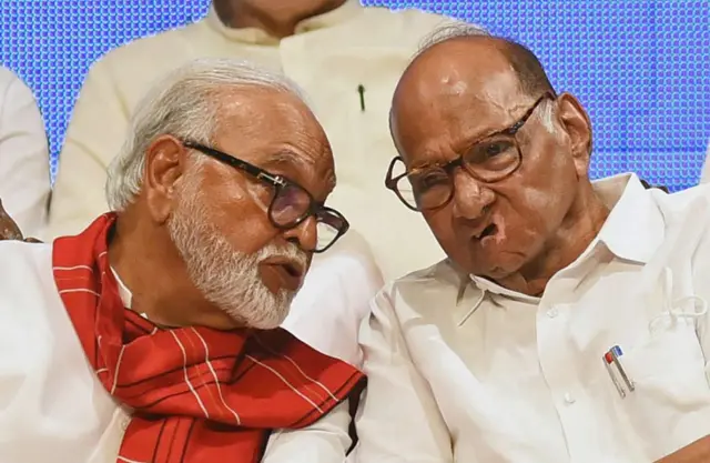 छगन भुजबल और शरद पवार की फाइल फोटो