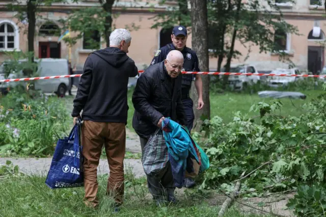 Последствия попадания российских ракет в жилой дом во Львове