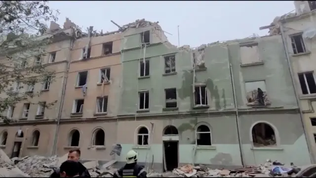 Последствия попадания российских ракет в жилой дом во Львове