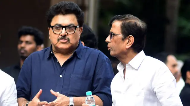 फ़िल्म निर्देशक अशोक पंडित (नीली शर्ट में)