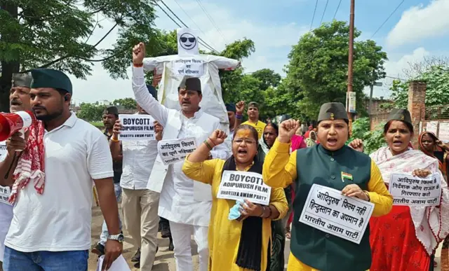 वाराणासी में फ़िल्म का विरोध करते लोग
