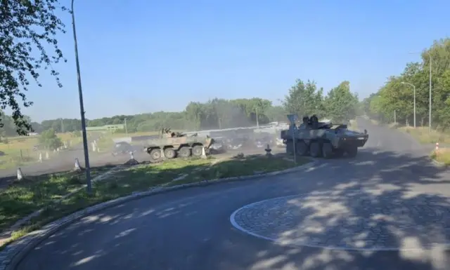 Министр опубликовал в твиттере фотографии военной техники, перебрасываемой на восток