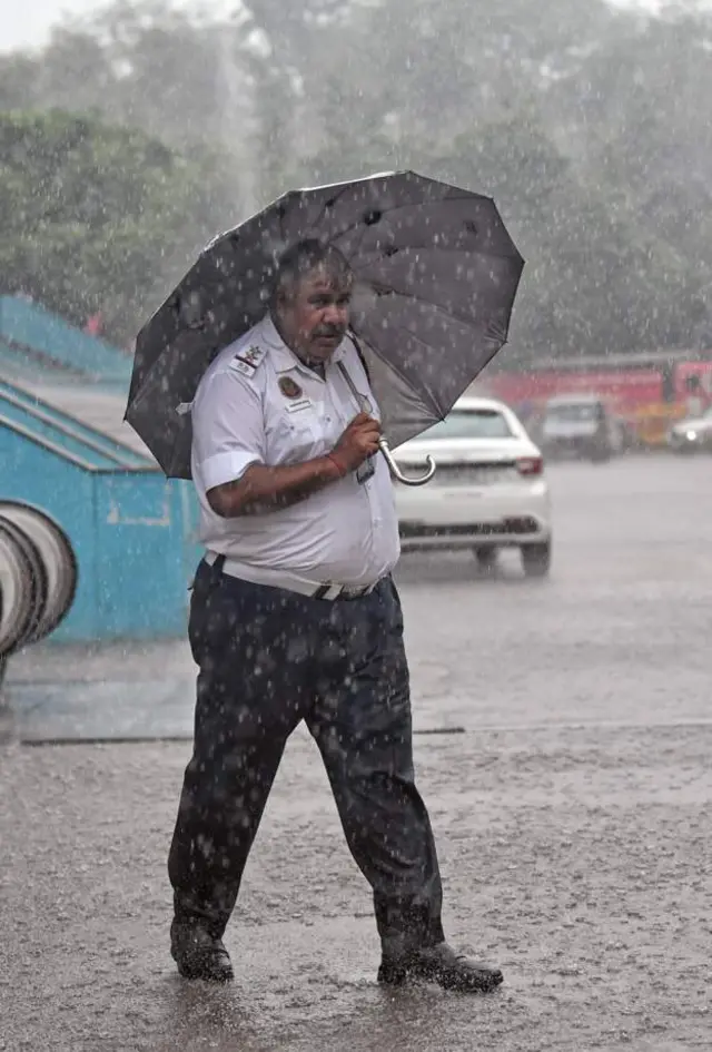 దిల్లీలో భారీ వర్షం