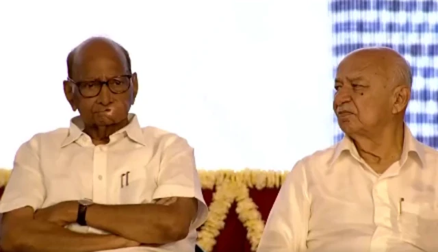एनसीपी लीडर शरद पवार और कांग्रेस नेता सुशील कुमार शिंदे भी मंच पर मौजूद थे.