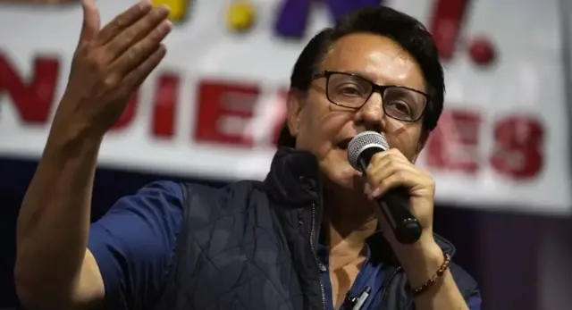Fernando Villavicencio bụ onye omeiwu mba Ecuador ma rụbukwaa ọrụ dịka onye ntaakụkọ