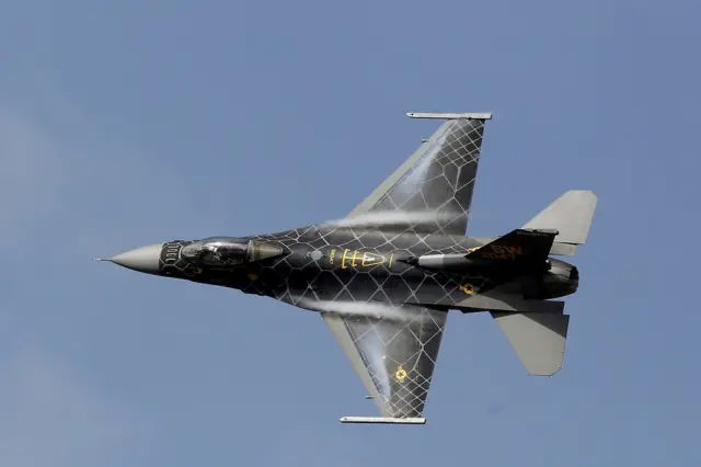 Американский истребитель F-16 во время авиасалона