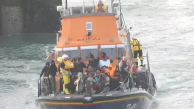 इंग्लिश चैनल में नाव पलटी