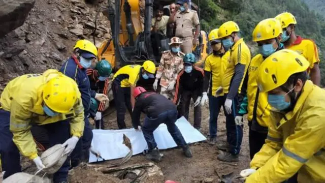 రుద్రప్రయాగ జిల్లా గౌరీకుండ్ హైవేపై కొండచరియలు విరిగిపడడంతో సహాయ చర్యలు