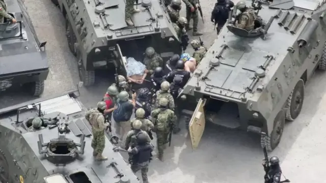 Askarta oo gaari sii galainaysa dambiilaha