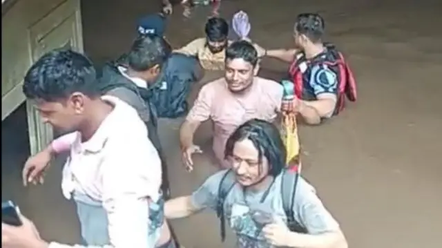 टनल में फँसे लोग
