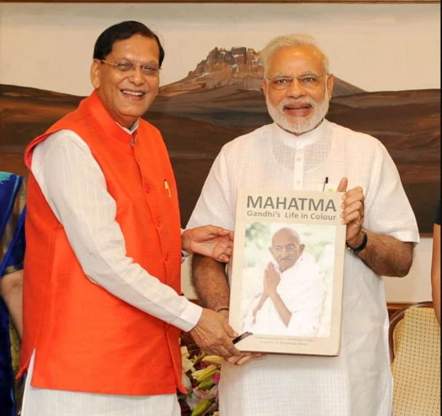 पीएम मोदी के साथ सुलभ इंटरनेशनल के संस्थापक बिंदेश्वर पाठक