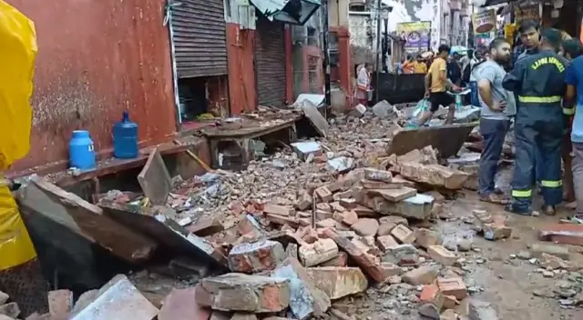 बांके बिहारी मंदिर के समीप एक इमारत का छज्जा गिरने से पांच श्रद्धालुओं की मौत