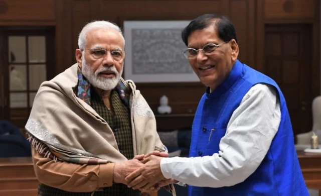 पीएम मोदी के साथ सुलभ इंटरनेशनल के संस्थापक बिंदेश्वर पाठक