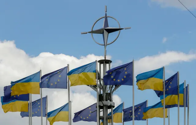 Символ НАТО и флаги Украины и ЕС в центре Киева