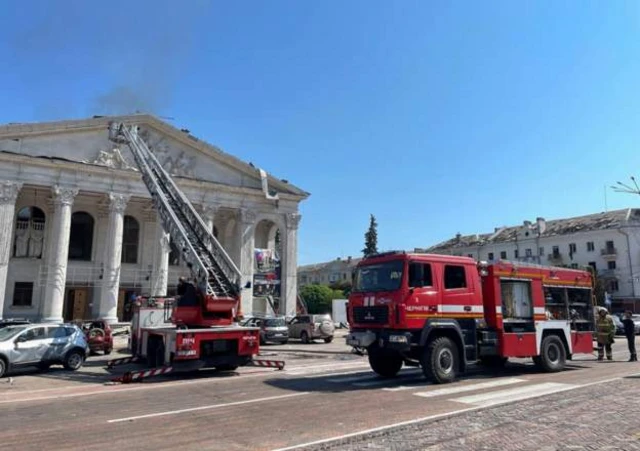 Здание театра в Чернигове, поврежденное в результате российского удара