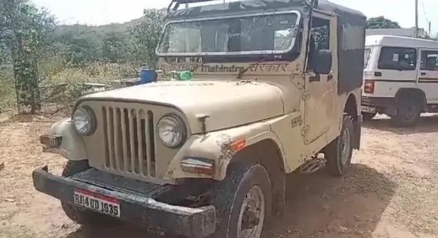 फॉरेस्ट कर्मियों की सरकार गाड़ी. आरोप है कि इसी गाड़ी में सवार लोगों ने युवकों के साथ मारपीट की.