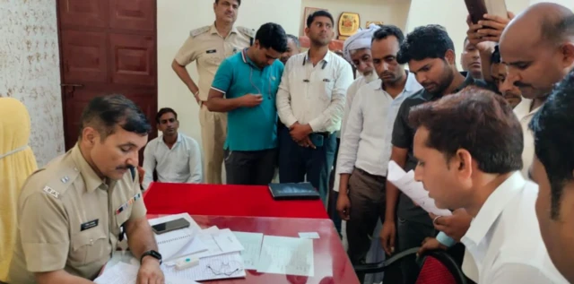 शनिवार को पीड़ित परिवार ने एडिशनल एसपी को मांगपत्र दिया