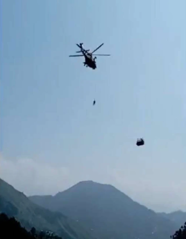 पाकिस्तान में केबल कार 900 फुट की ऊंचाई पर लटका