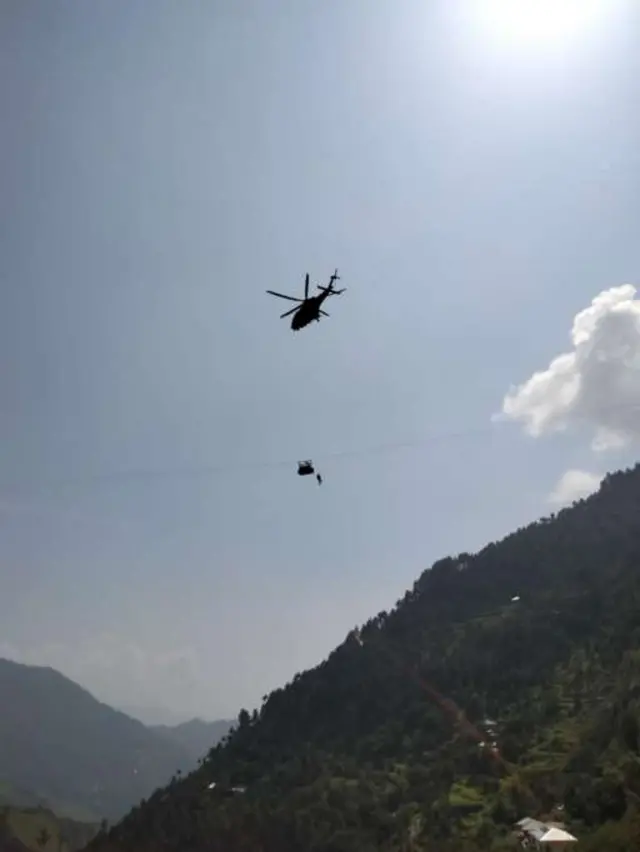 पाकिस्तान में केबल कार का तार लटका
