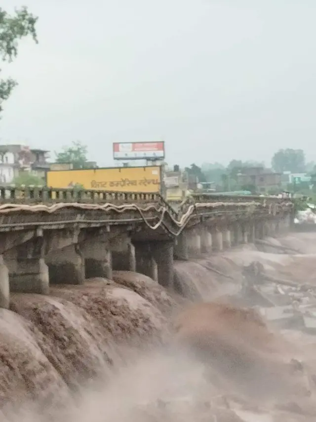 हिमाचल प्रदेश बाढ़