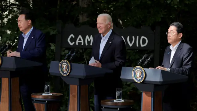 （左至右）尹锡悦、拜登、岸田文雄在美国马里兰州大卫营会见记者（18/8/2023）