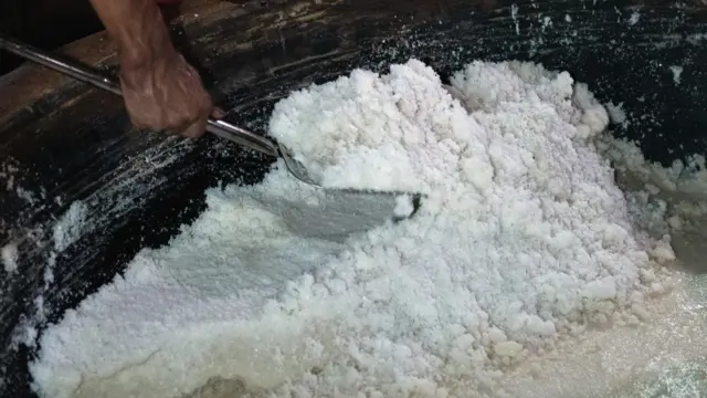 日本石川县珠洲市一家制盐坊内工匠在收获食盐（资料图片）