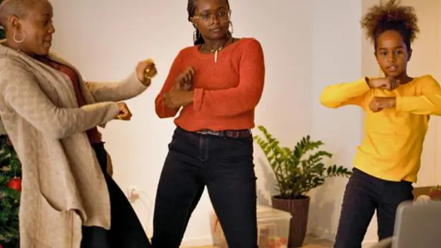 Madaxa TikTok Shou Zi Chew ayaa kulan dhanka internetka ah la qaatay madaxweynaha Kenya wuxayna isku raaceen in barnaamijka caanka ah ee wadaagga fiidyaha uu la socon doono waxyaabaha ka jira dalka Bariga Afrika.  Heshiiska ayaa imaanaya todobaad kadib markii xildhibaanada Kenya ay ka hadleen soo jeedin lagu mamnuucayo TikTok sababta oo ah waxa ku jira muqaalo galmo ah  iyo muuqaalo muujinaya rabshado iyo hadalo nacayb ah.  Waxaa kaloo la isku raacay in TikTok oo ay leedahay shirkadda Shiinaha ee ByteDance ay xafiis ka sameysato Kenya.  Madaxweynaha Kenya William Ruto ayaa sheegay in howlgallada shirkadda TikTok ee gobolka halkaa laga maamuli doono