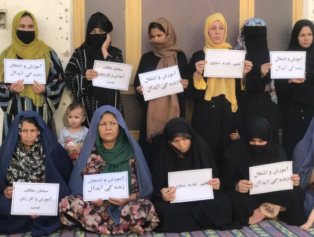 نساء أفغانيات يطالبن بحقهن في التعليم والعمل